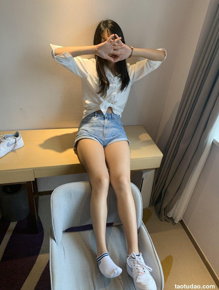 [誉铭传媒]袜足摄影 2021年《08月份微信公众号付费福利》[96P+5V／293MB]