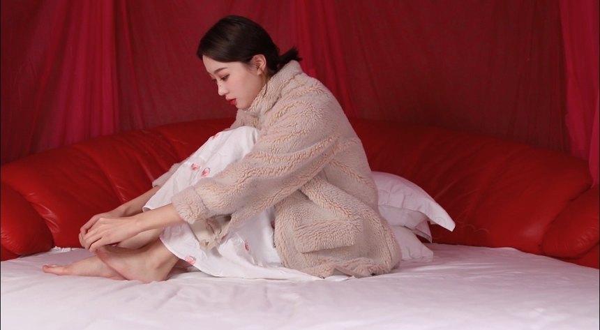 脚模摄影 No.004-一枚小巧的模特戴上我的足戒尽情摆弄的小脚丫 [1V-1.19G]