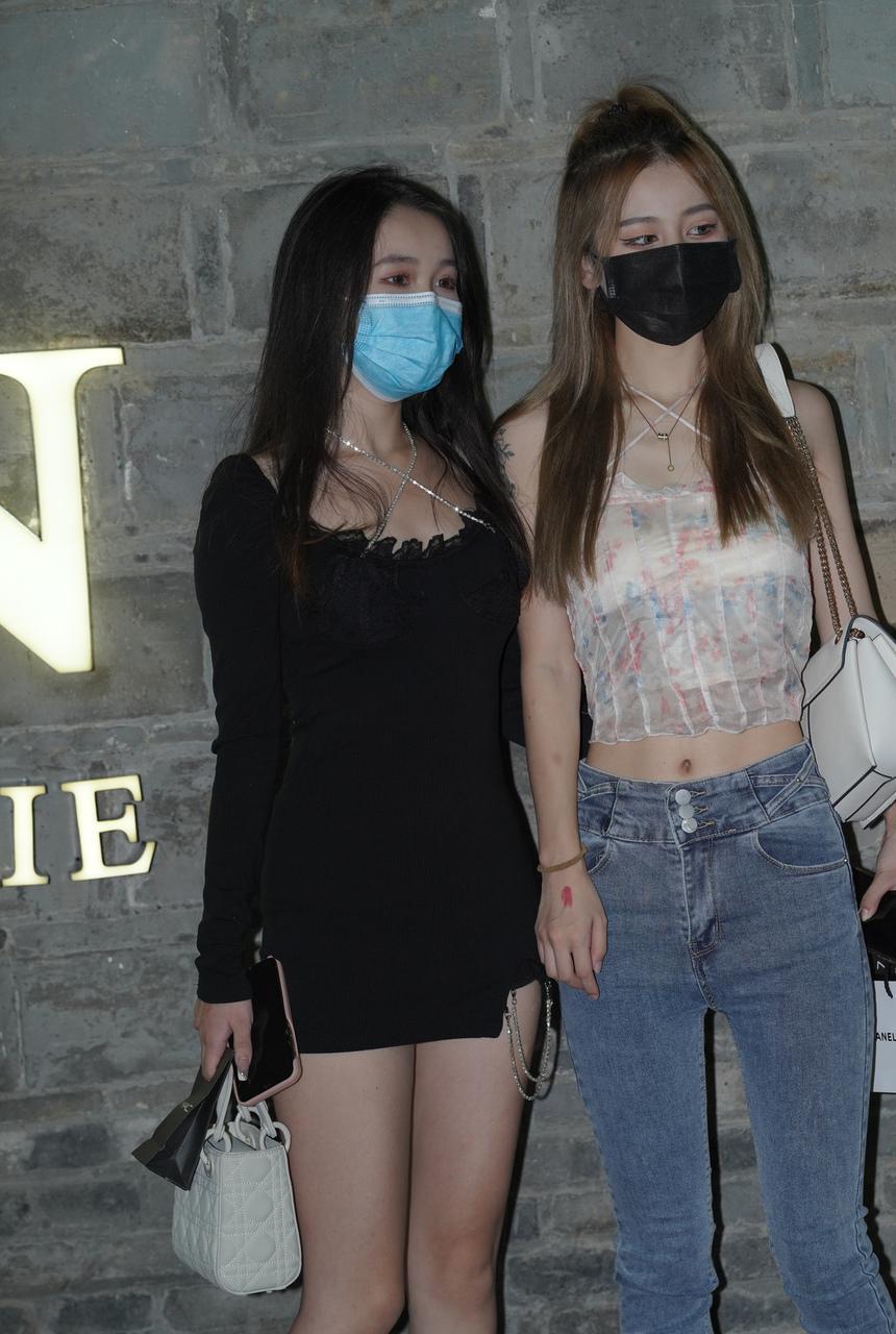 都市丽人夜拍黑色连体包臀裙美女【113P+1V-1.95G】