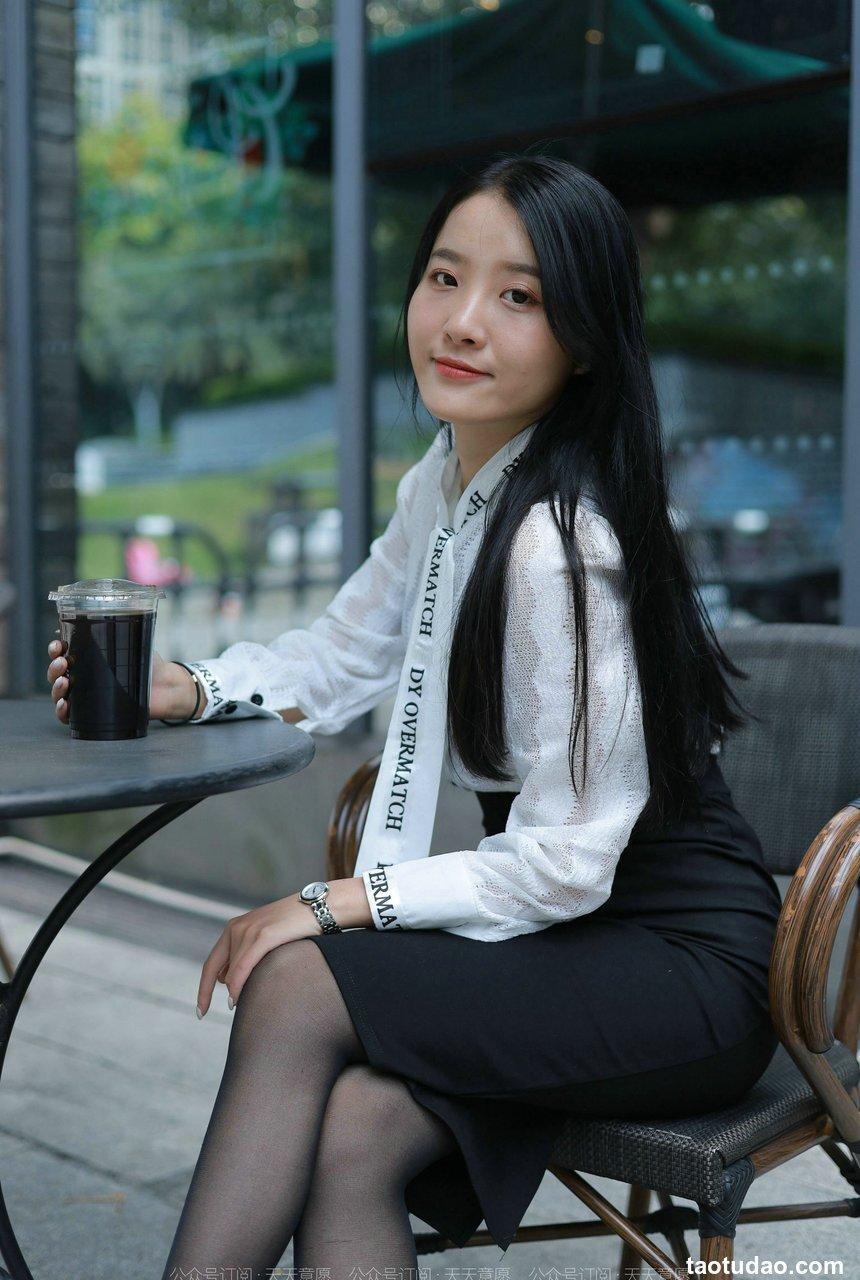 [IESS异思趣向] 2022.02.11 丝享家1002：婉萍《性感OL窄裙》[90P／105MB]