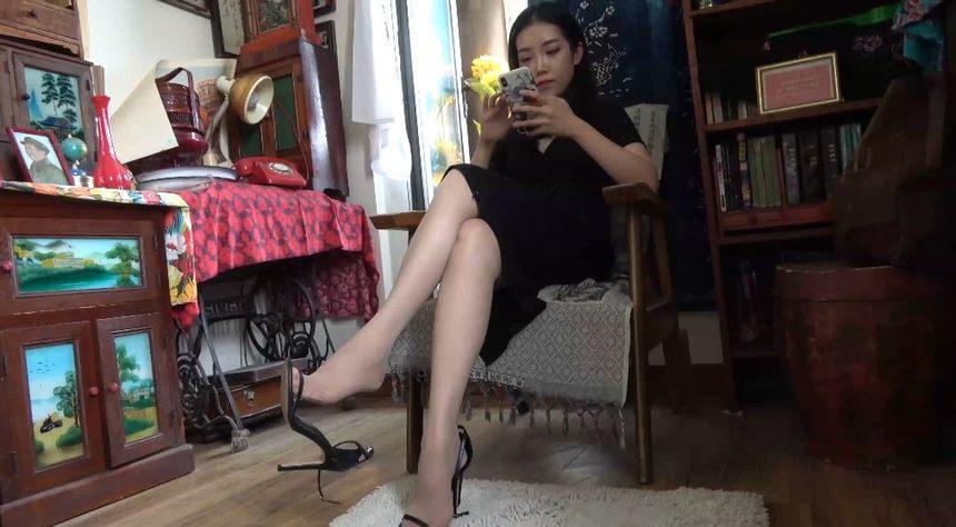 [K&M]丝足视频 No.272-连衣裙肉丝小姐姐挑鞋[1V-649M]