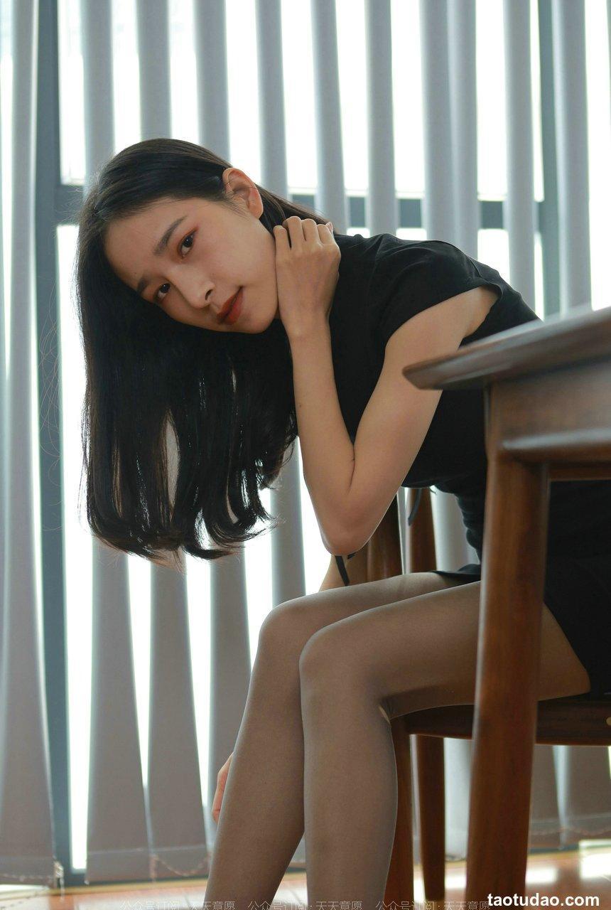 [IESS异思趣向] 2022.01.24 丝享家992：美子《办公桌下的红色》[106P／109MB]