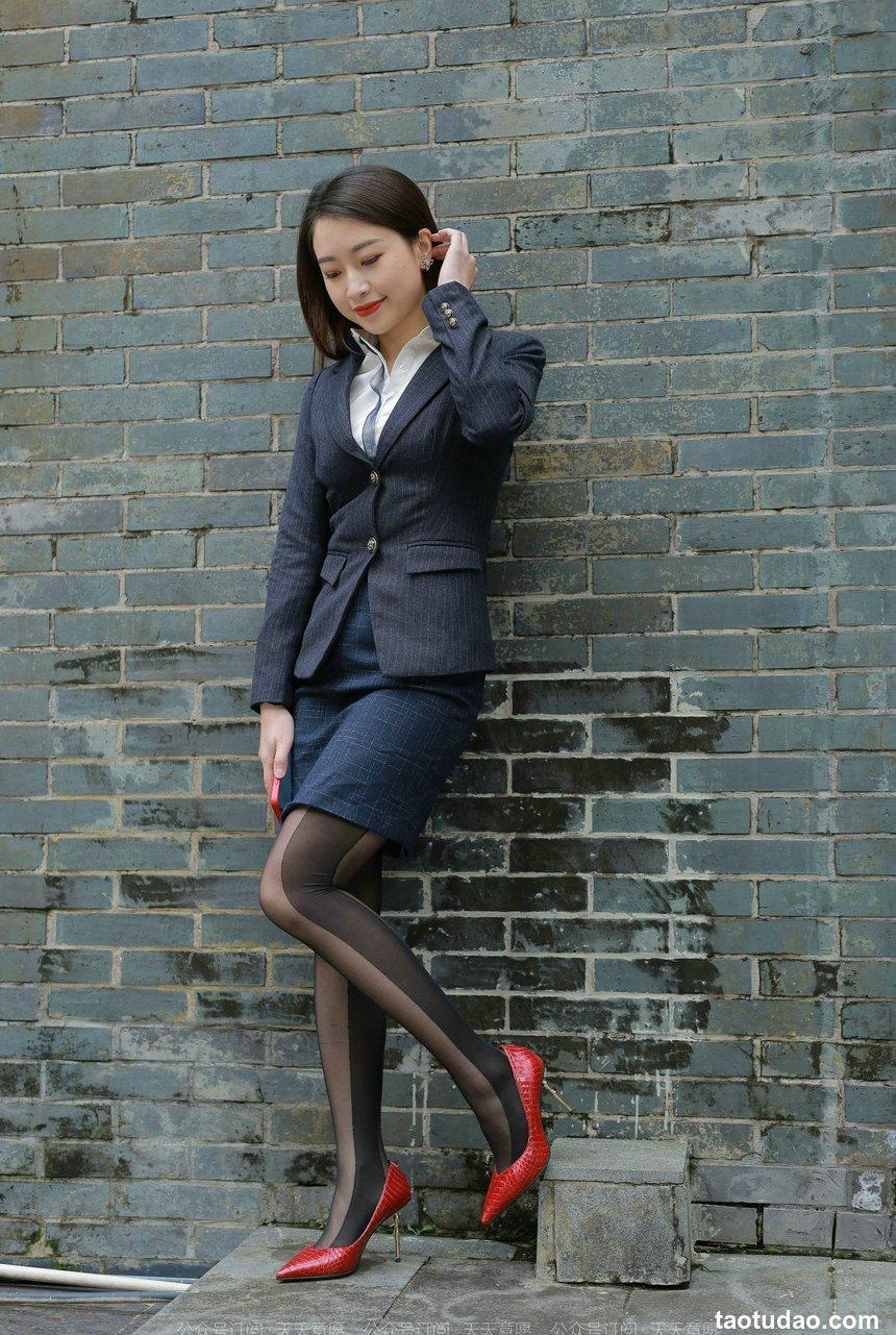 [IESS异思趣向] 2022.04.25 丝享家1070：小婕《红鞋职业装》[88P／116MB]