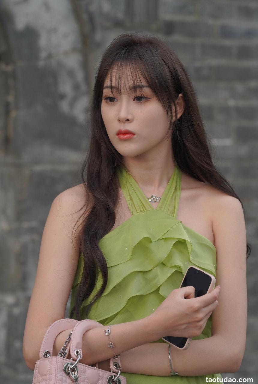 都市丽人绿色性感挂脖荷叶边街拍裙装 【191P-1.95G】