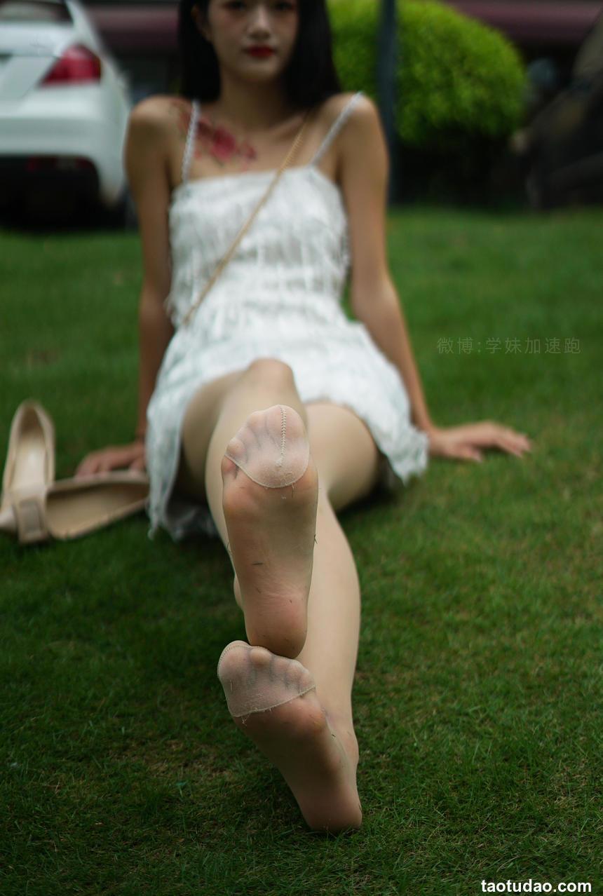 学妹加速跑 XM079《草地上的绿茶jio-鹿酱》[97P-130MB]