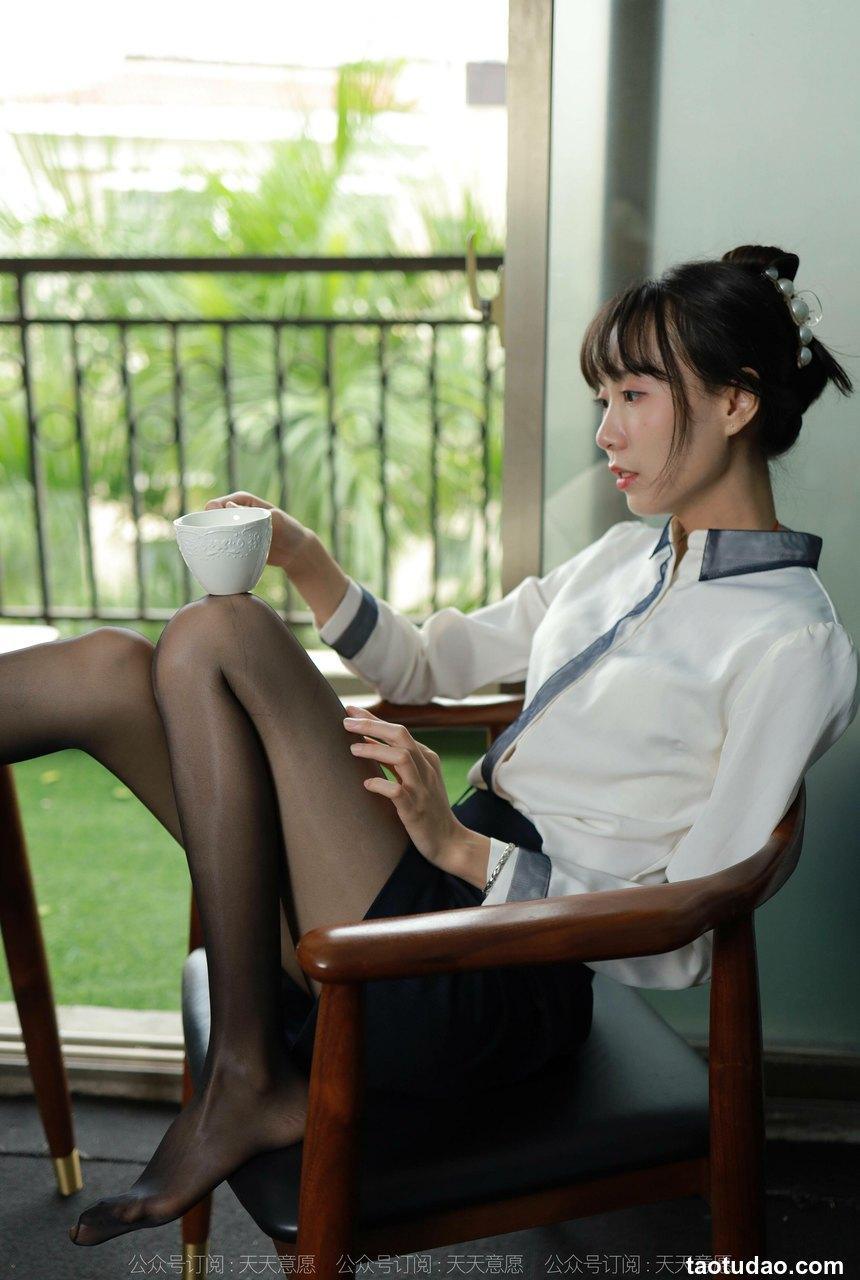 [IESS异思趣向]2021.11.14 丝享家974：团团《长腿打字员》[99P／129MB]