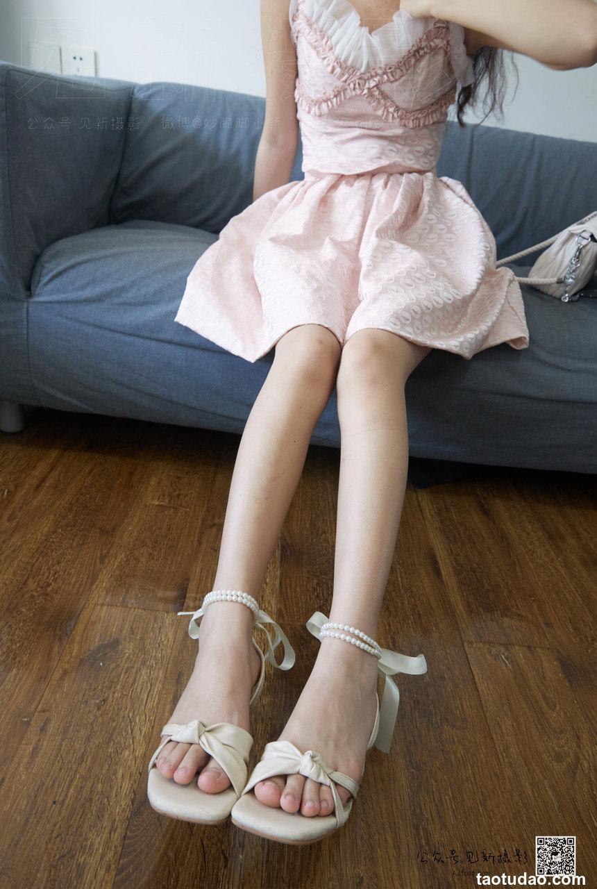 [见新摄影]NO.005-设计师小樱-粉嫩连衣裙凉高裸足【套图+视频-1.44G】