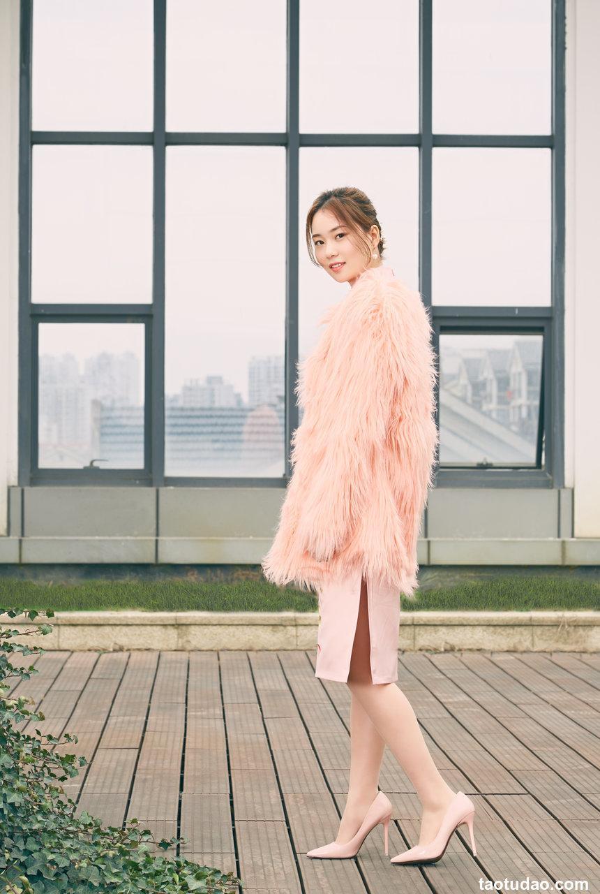 奈丝写真 NO.079 奈丝捋捋被风吹乱的秀发–露露 [34P+294M]