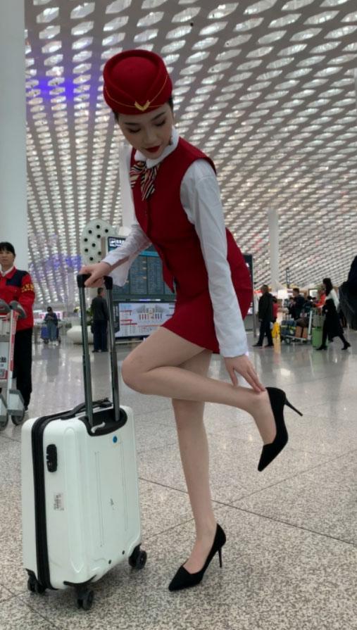 高跟肉丝空姐制服美女 [1V/3.25G]