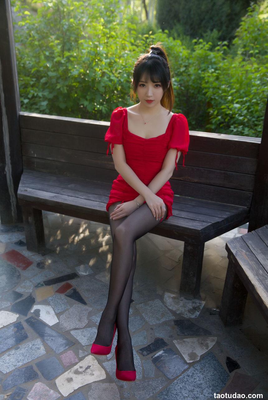 小女巫露娜 - NO.23 户外小红裙 [66P-42MB]