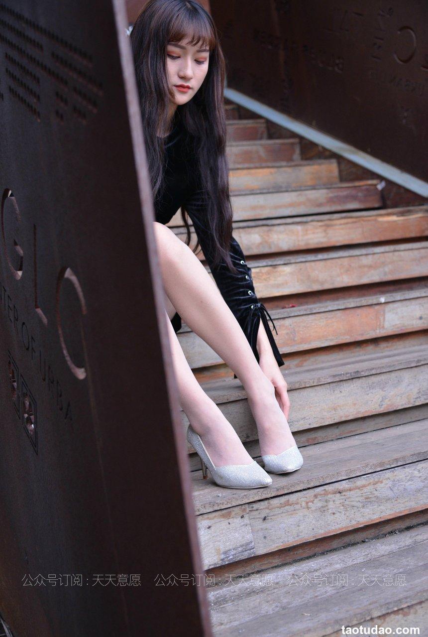 [IESS异思趣向] 2021.04.30 丝享家793：潇潇《楼梯上的黑色绑带》[82P／109MB]