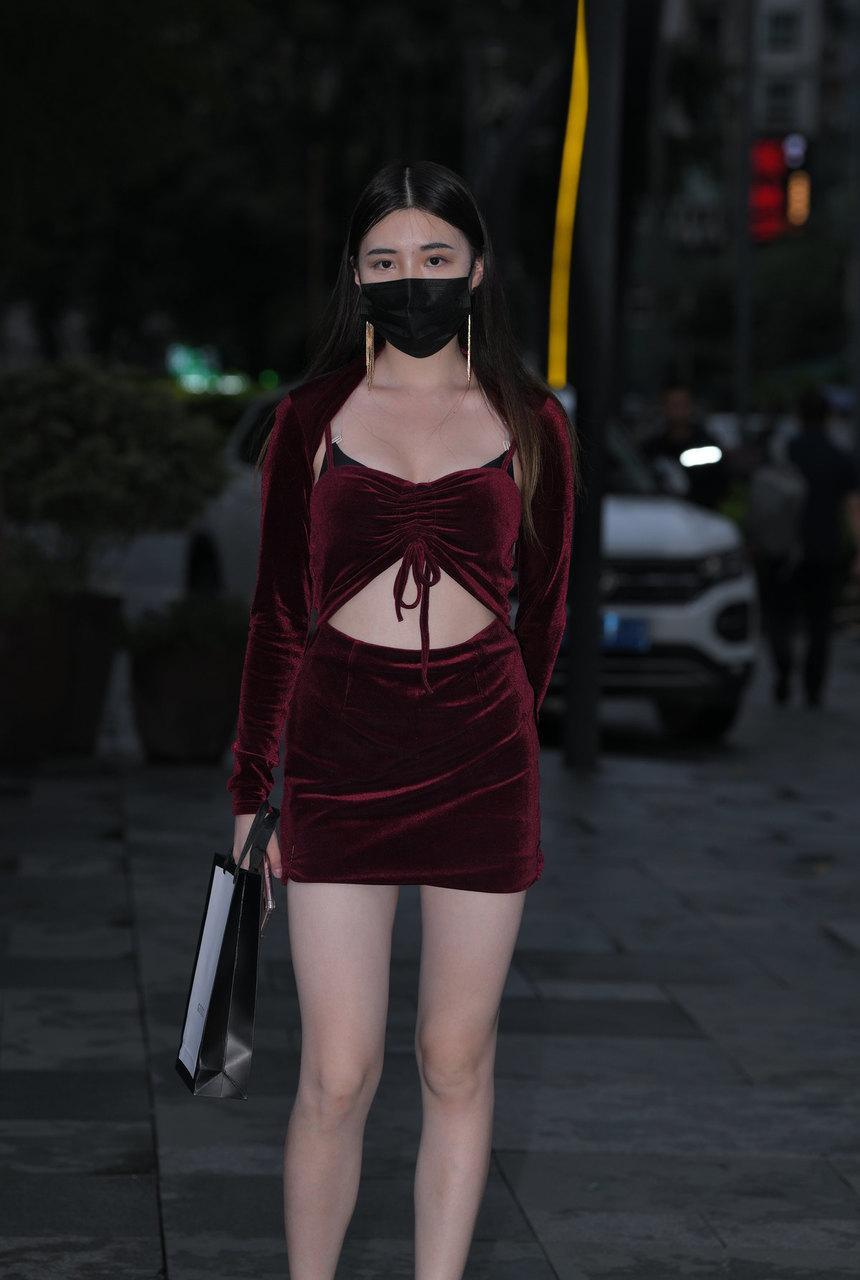 都市丽人红色连体裙小姐姐【233P+2V-8.4G】