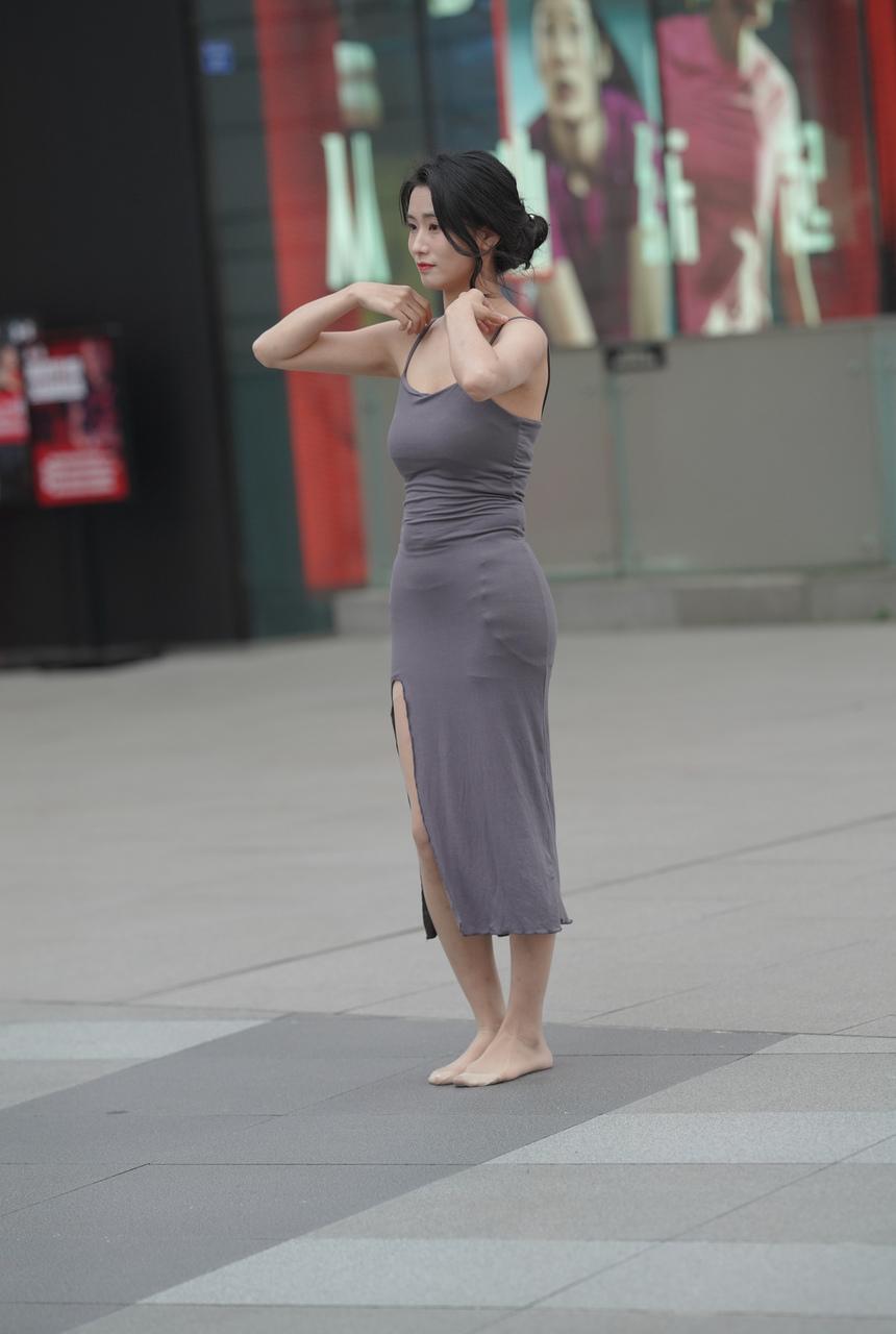 都市丽跳舞的吊带连体裙小姐姐【127+1V-1.485G】