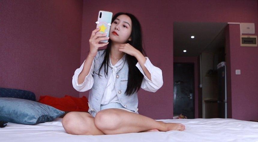 脚模摄影 No.009-大四女生到酒店丝袜足秀 [1V-2.84G]