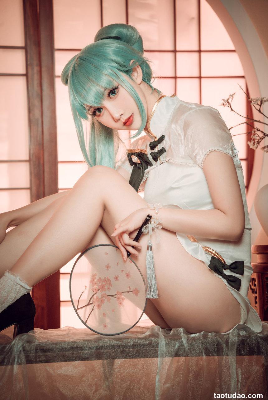 Coser面饼仙儿 – 初音旗袍[28P／514MB]