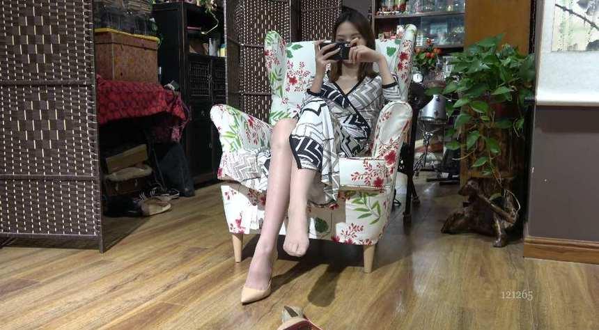 [K&M]丝足视频 No.267-沙发连衣裙美女肉丝高跟挑鞋 [1V-1.5G]