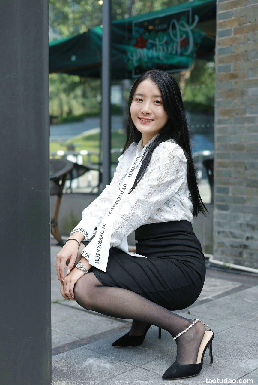 [IESS异思趣向] 2022.02.11 丝享家1002：婉萍《性感OL窄裙》[90P／105MB]