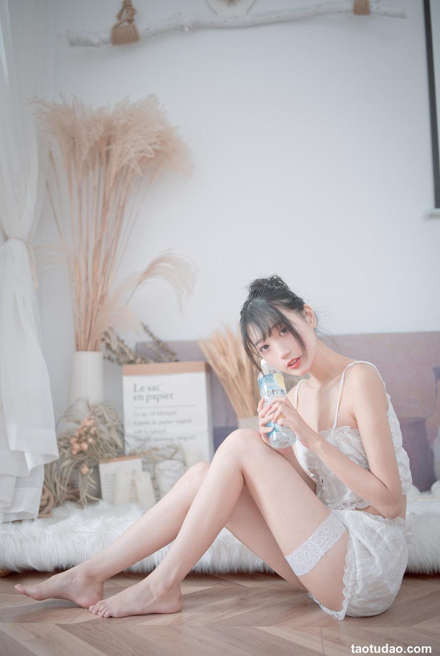 周叽是可爱兔兔 NO.015 - 白色睡衣[23P／196MB]