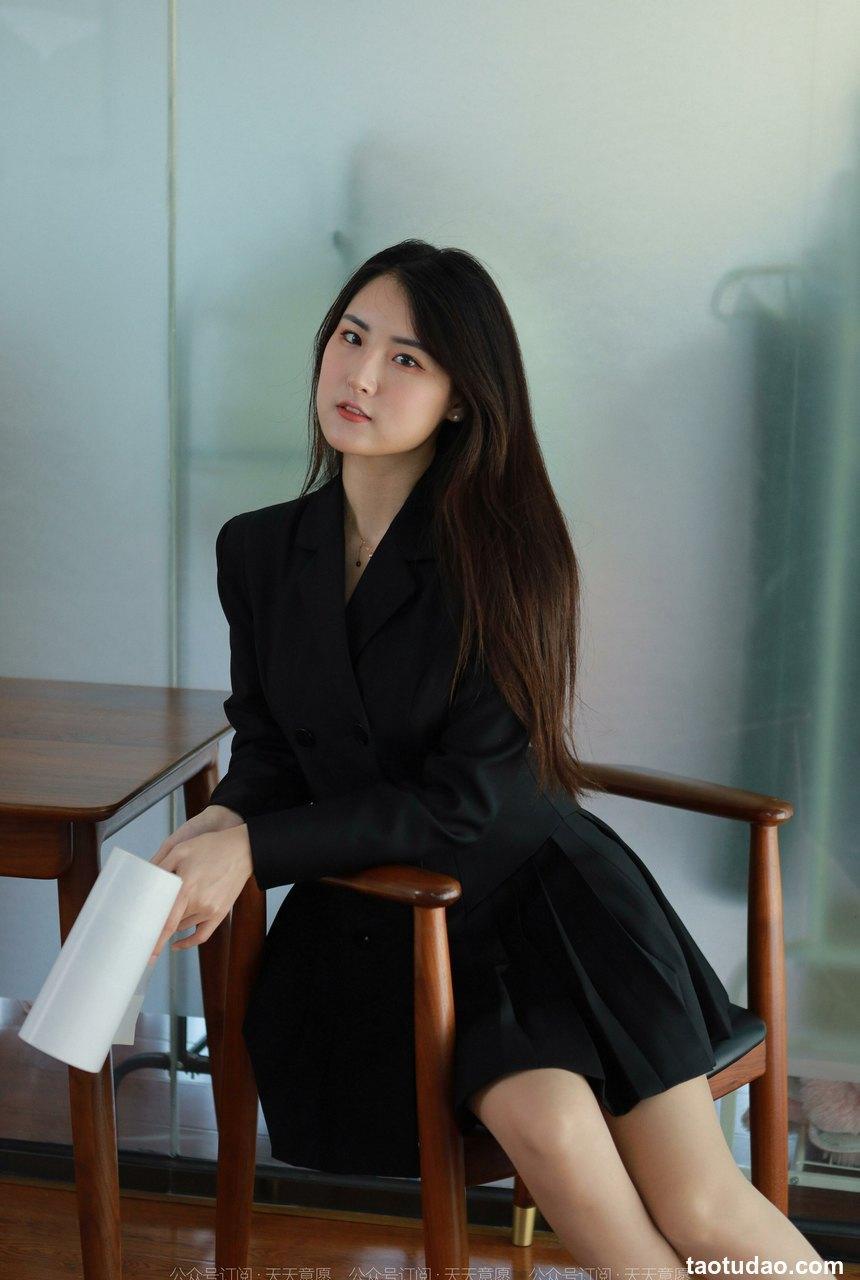 [IESS异思趣向] 2022.04.20 丝享家1065：小宝《黑色百褶裙》[79P／111MB]