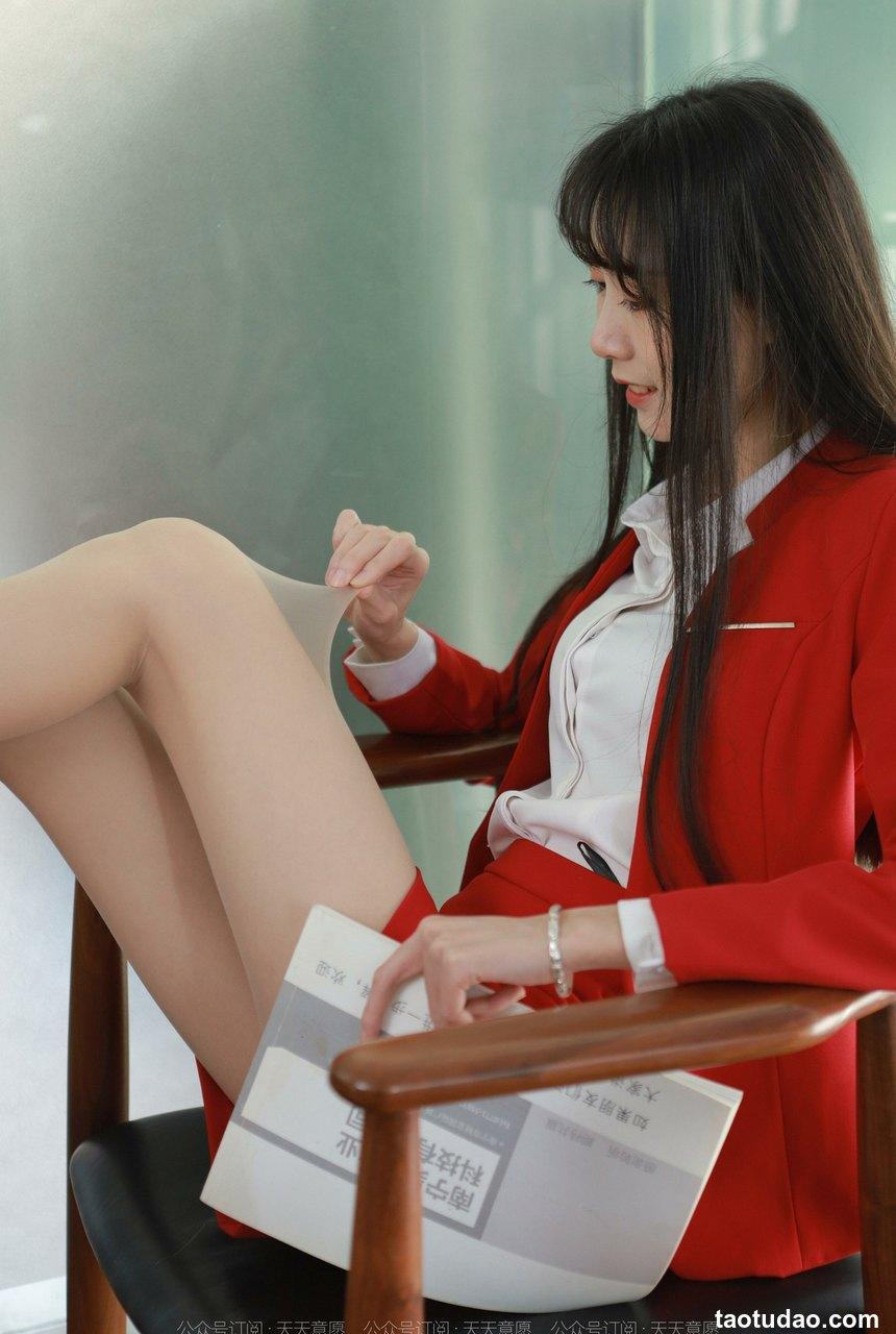 [IESS异思趣向] 2022.05.03 丝享家1077：团团《红裙丽人大长腿》[89P／123MB]