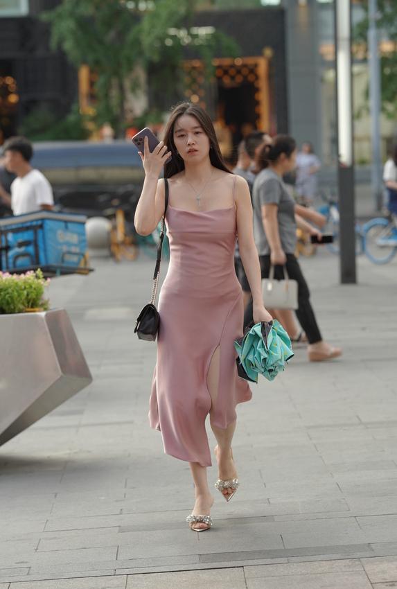 都市丽人粉色吊带长裙小姐姐【85P+1V-1.16G】