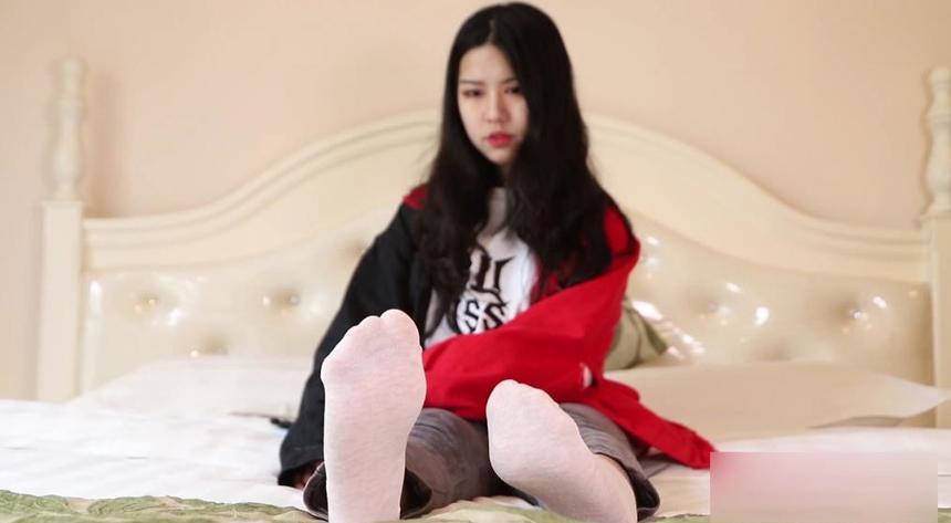 脚模摄影 No.020-美女大学生各种丝袜和裸足 [1V-1.83G]