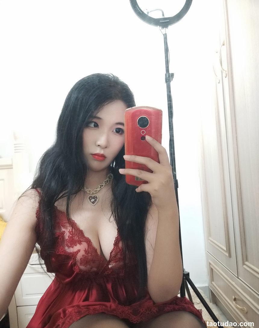 轩萧学姐 - 酒红色睡衣 [36P3V-209MB]