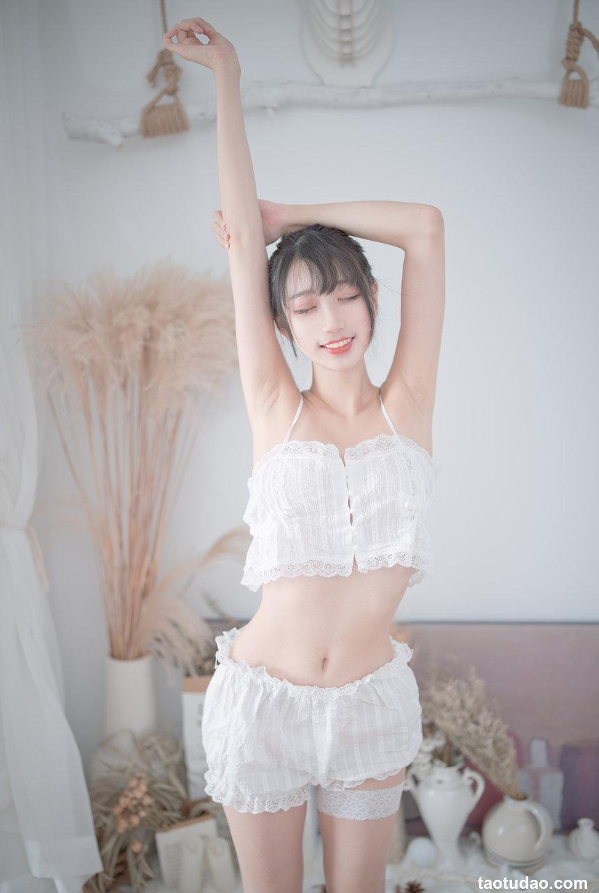 周叽是可爱兔兔 NO.015 - 白色睡衣[23P／196MB]