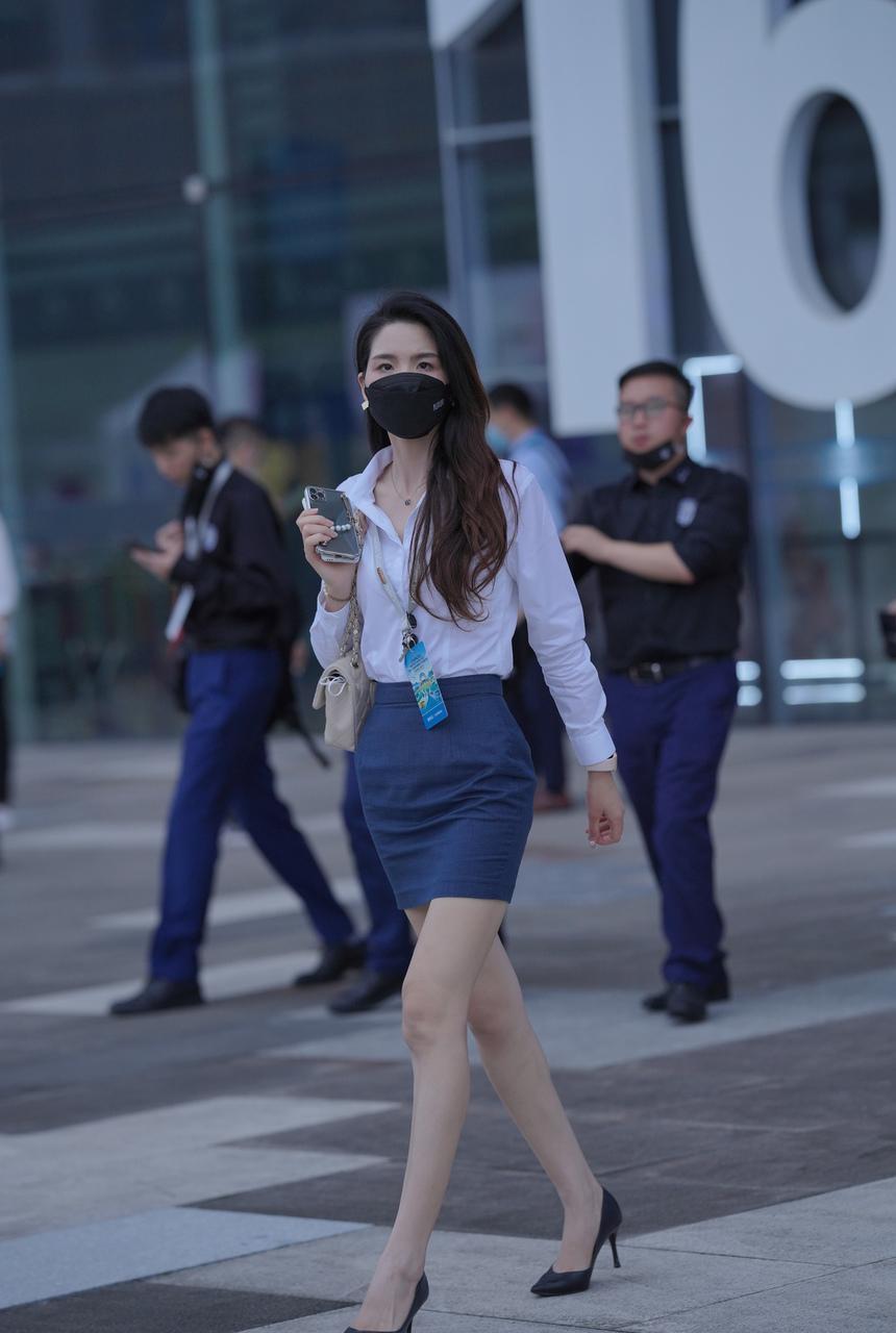 都市丽人还在上班的蓝裙美女【67P+1V-1.00G】