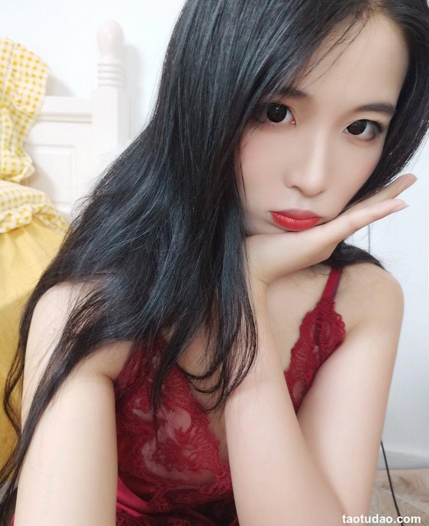 轩萧学姐 - 酒红色睡衣 [36P3V-209MB]