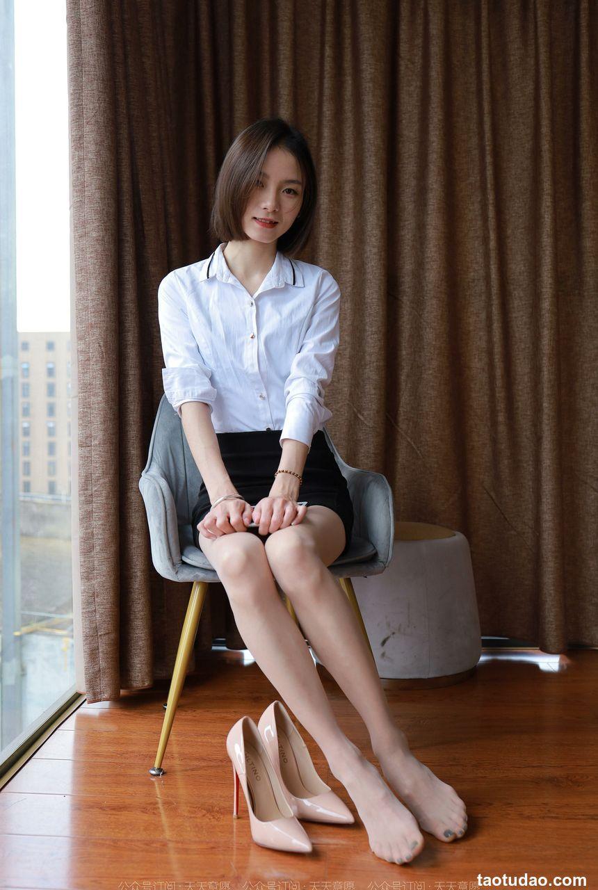 [IESS异思趣向] 2022.01.07 丝享家983：小六《短发配短裙》[84P／96.2MB]