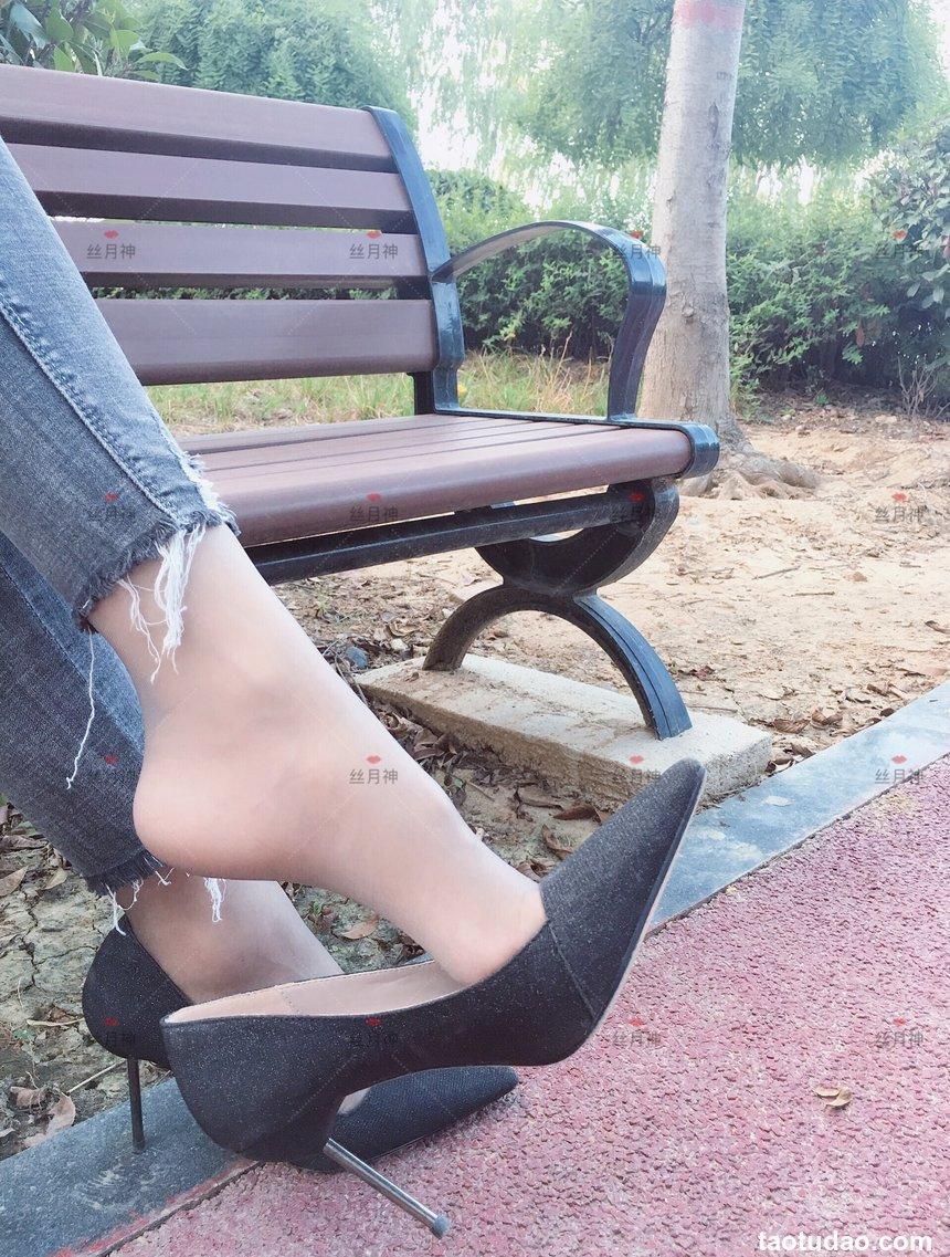 丝月神 014 牛仔裤里咖色筒袜凉鞋[96P／146MB]