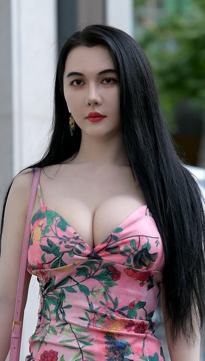 丰满的巨乳美女街拍[mkv/1.3G]