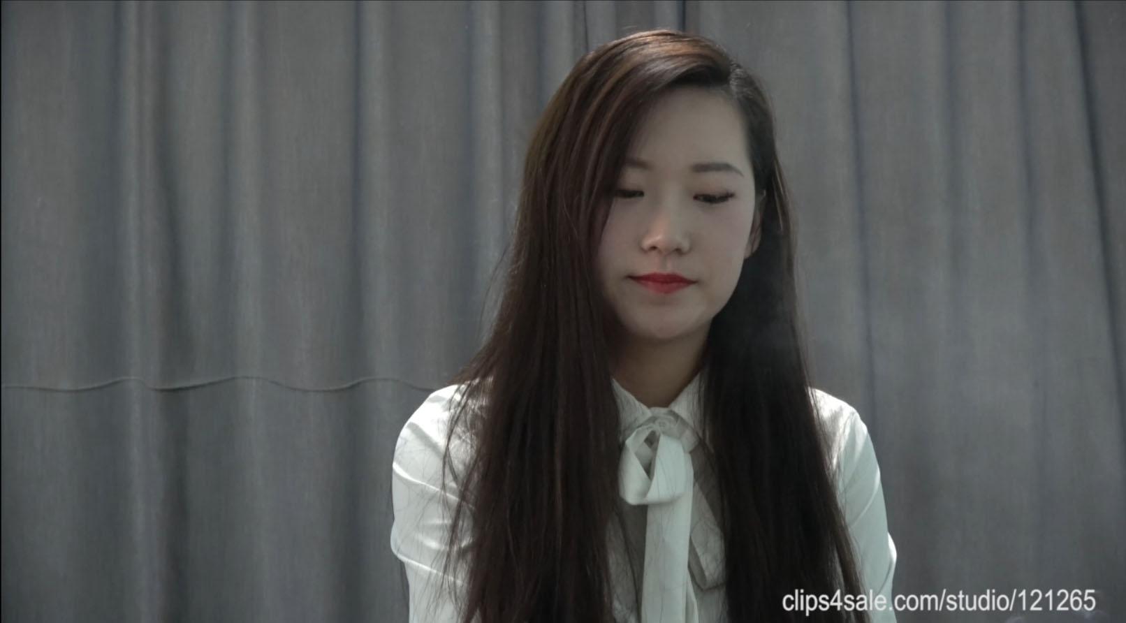 [K&M]丝足视频 NO.0019 OL女郎肉丝大脚丫[1V／692MB]