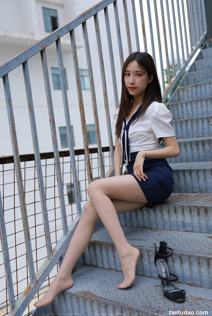 [IESS异思趣向] 2022.06.20 丝享家1123：美子《楼梯上的美腿》[88P／130MB]