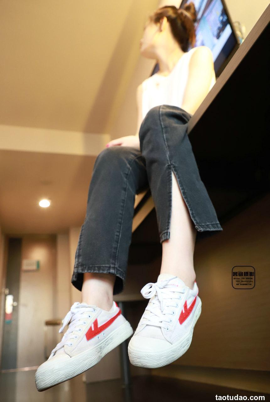 [誉铭传媒]袜足摄影 2022年《2022.05.28特约》[90P+1V／1.07GB]