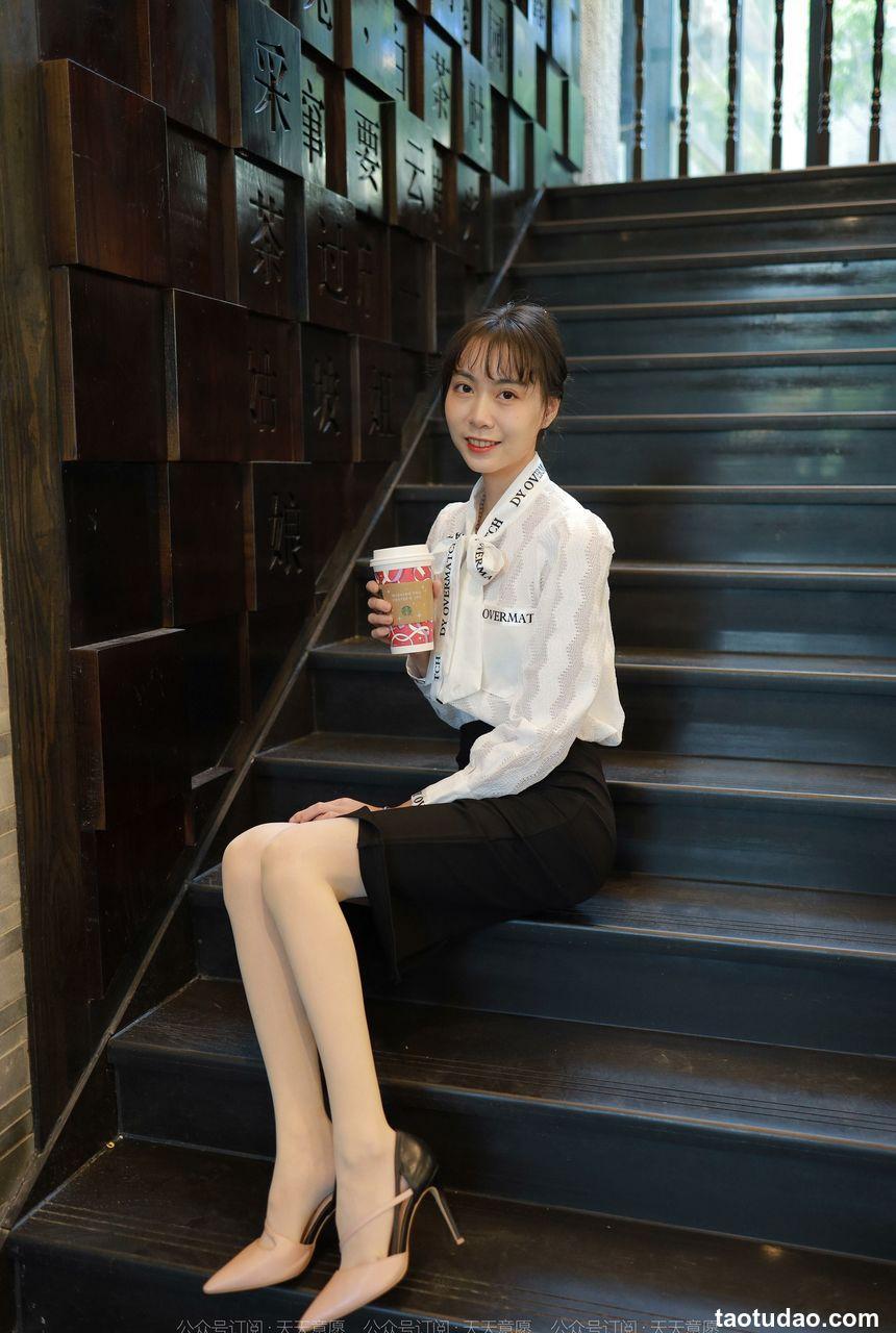 [IESS异思趣向] 2022.01.01 丝享家981：团团《气质一步裙》[91P／102MB]