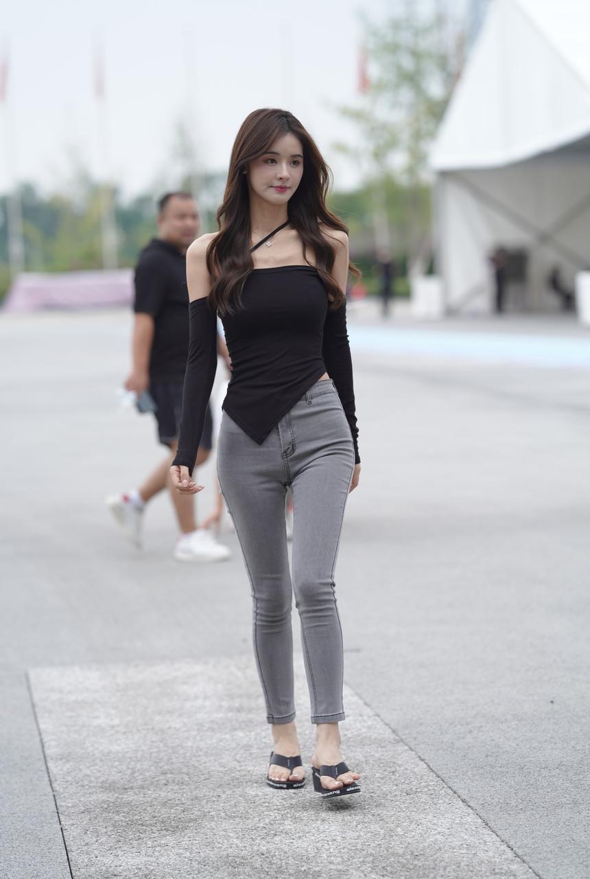 都市丽人街拍灰色牛仔黑衣美女【113P+1V-1.46G】