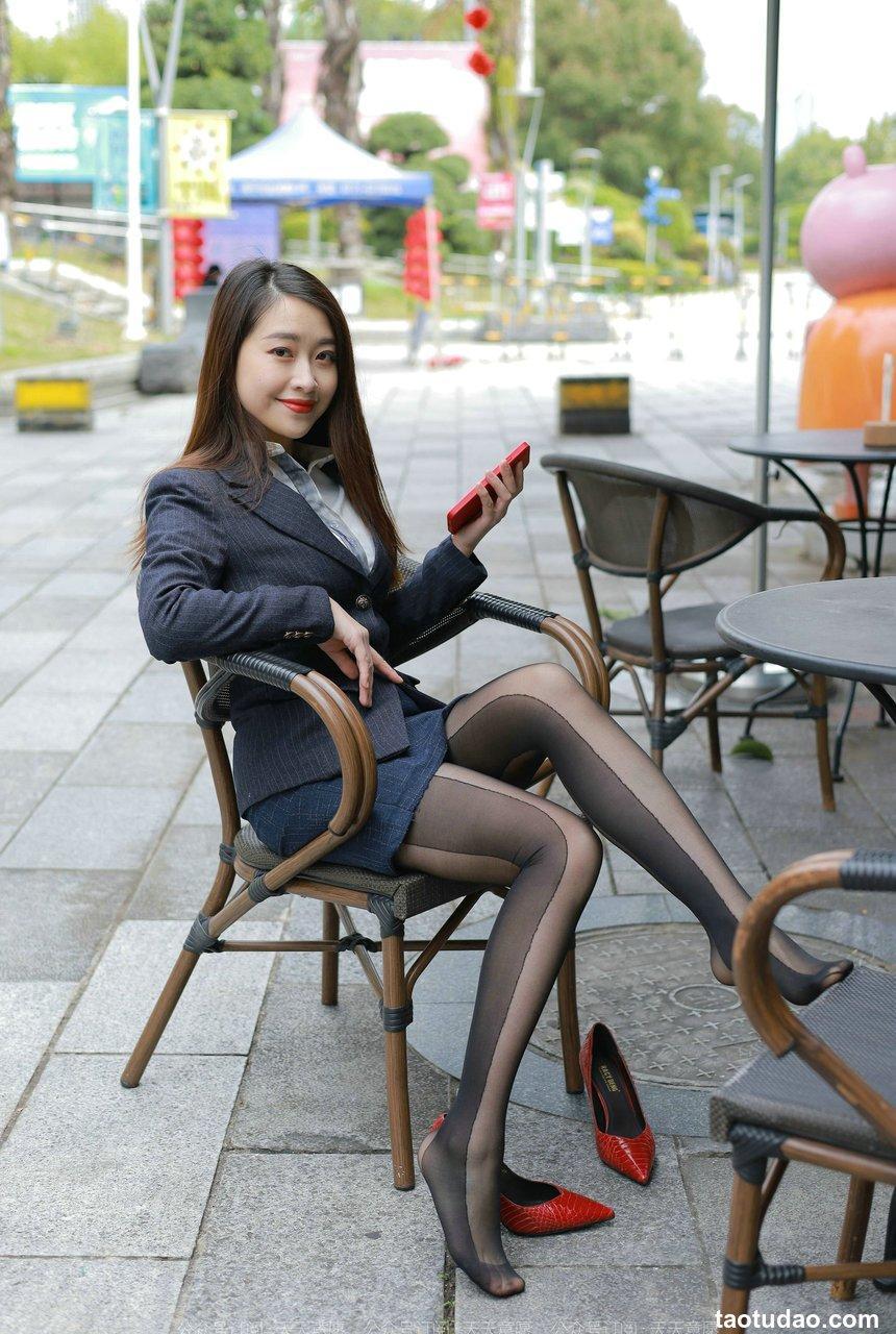 [IESS异思趣向] 2022.04.25 丝享家1070：小婕《红鞋职业装》[88P／116MB]