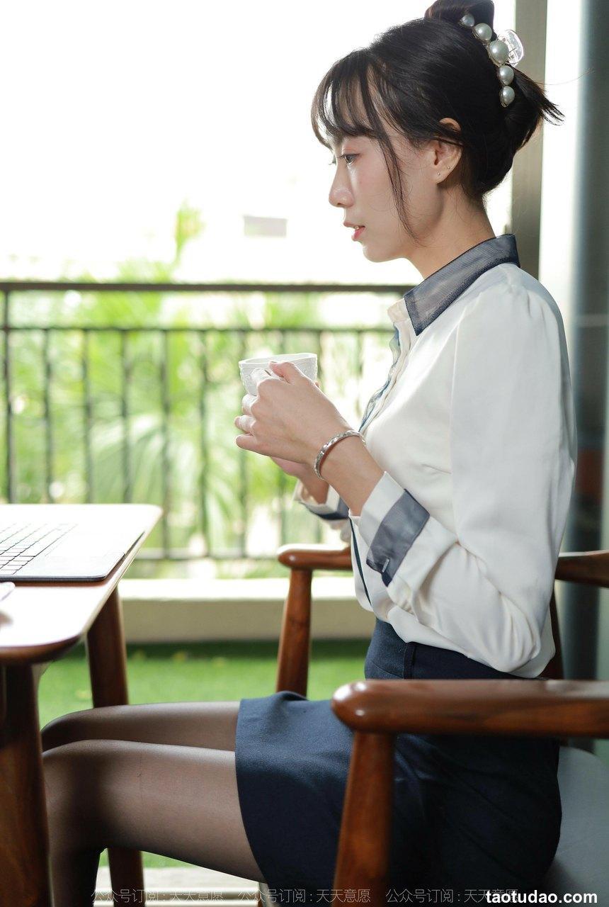 [IESS异思趣向]2021.11.14 丝享家974：团团《长腿打字员》[99P／129MB]