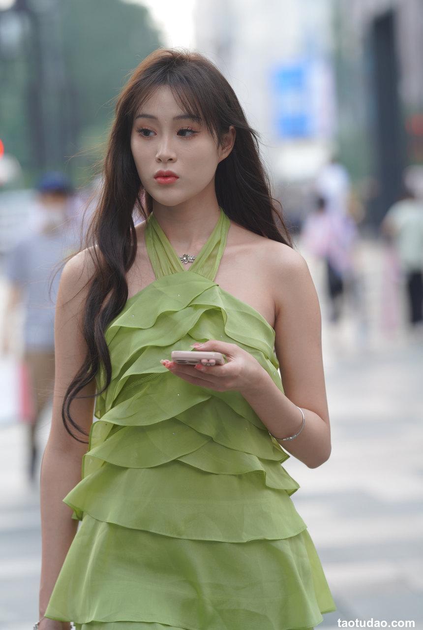 都市丽人绿色性感挂脖荷叶边街拍裙装 【191P-1.95G】