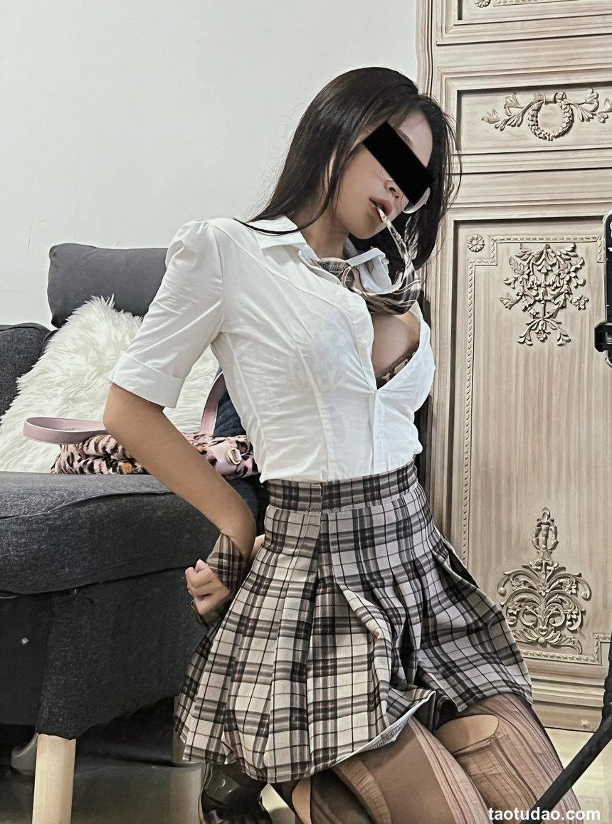 白烨  - 超辣猎犬姐姐 [52P+2V-772M]