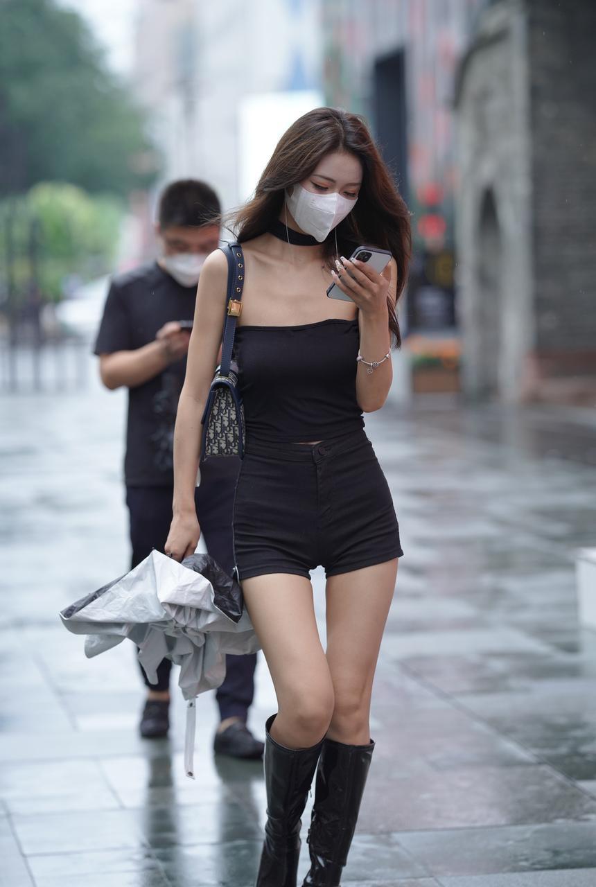 都市丽人打着伞的漂亮黑色高靴美女【128P+1V-1.87G】