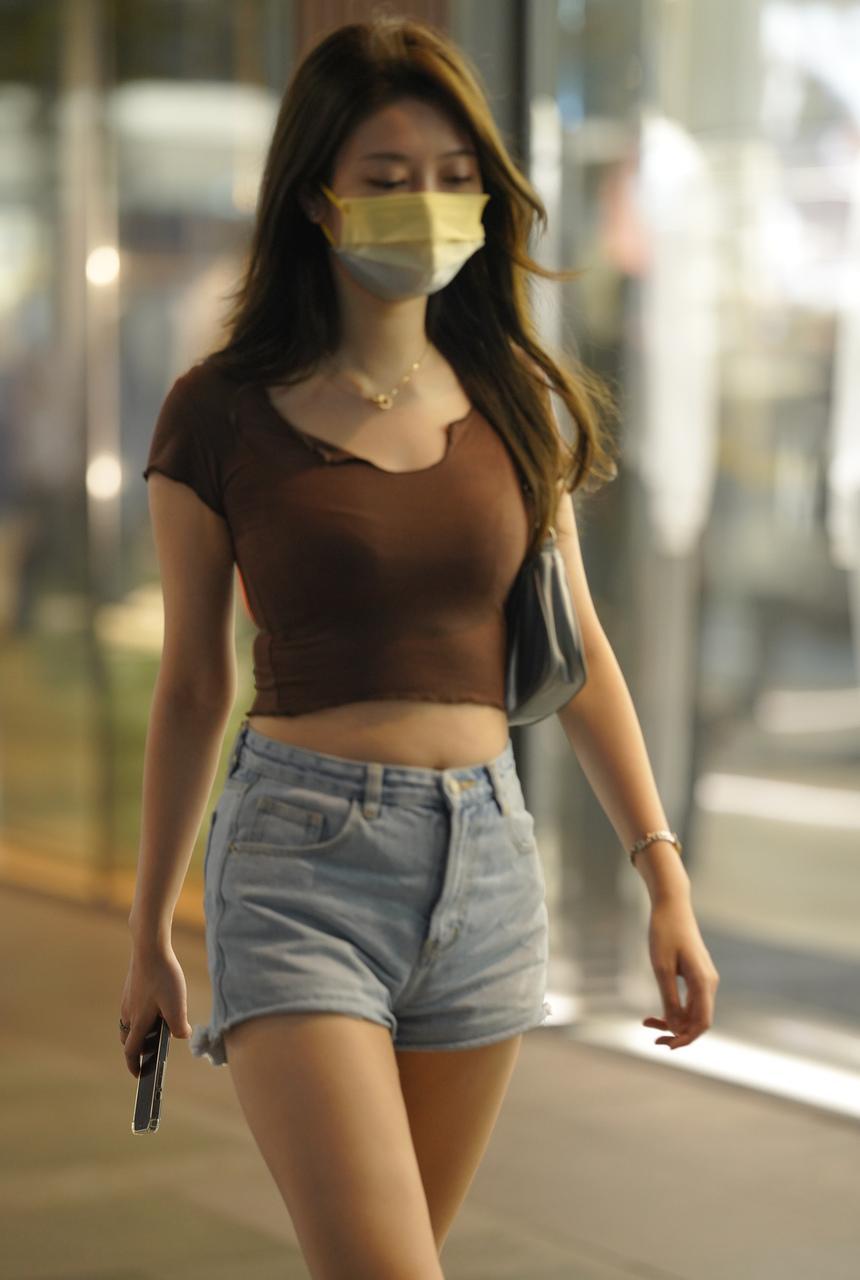 都市丽人玩手机的热裤美女【88P+2V-1.48G】