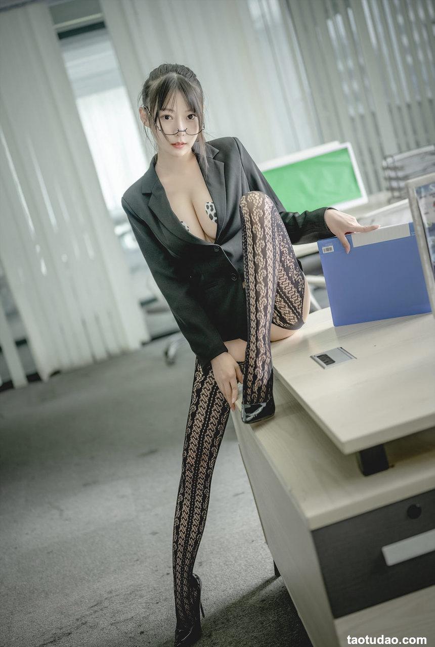 香草喵露露 — 黑色西装OL [62P+2V-390M]