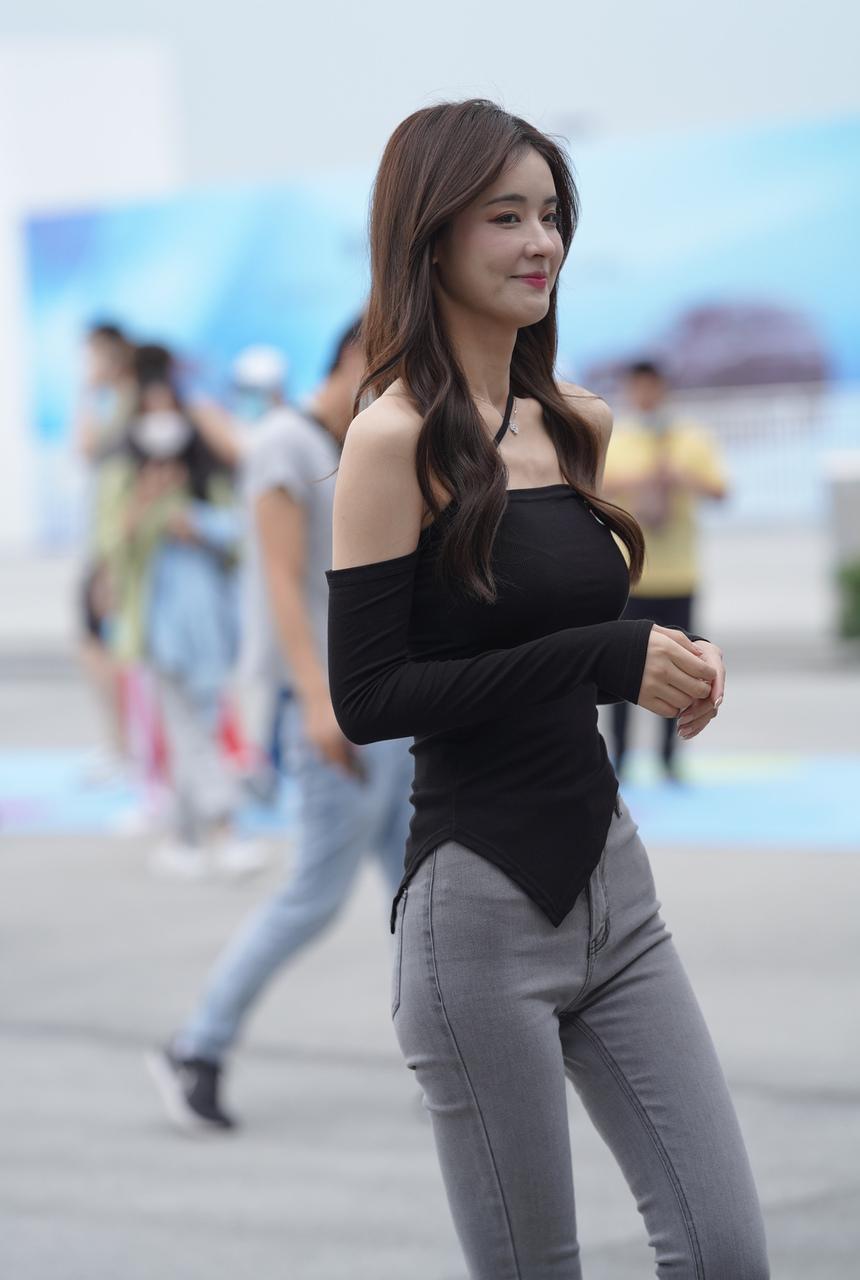 都市丽人街拍灰色牛仔黑衣美女【113P+1V-1.46G】