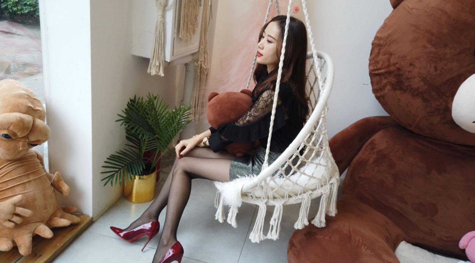 白皙高跟短裙黑丝美腿美女 [3V/4.38G]