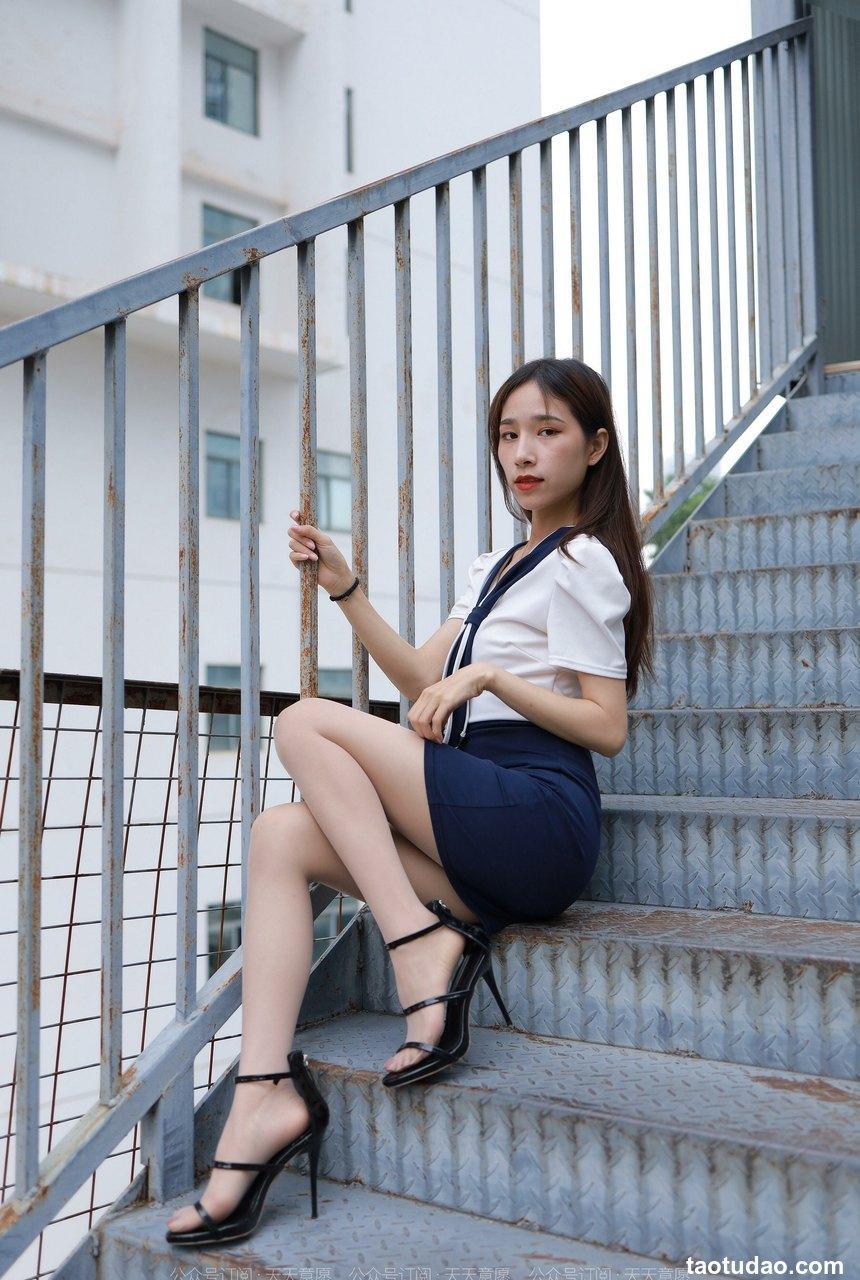 [IESS异思趣向] 2022.06.20 丝享家1123：美子《楼梯上的美腿》[88P／130MB]