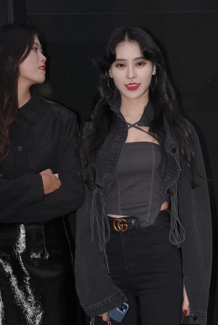 都市丽人街拍两个漂亮的小姐姐【138P-2.23G】