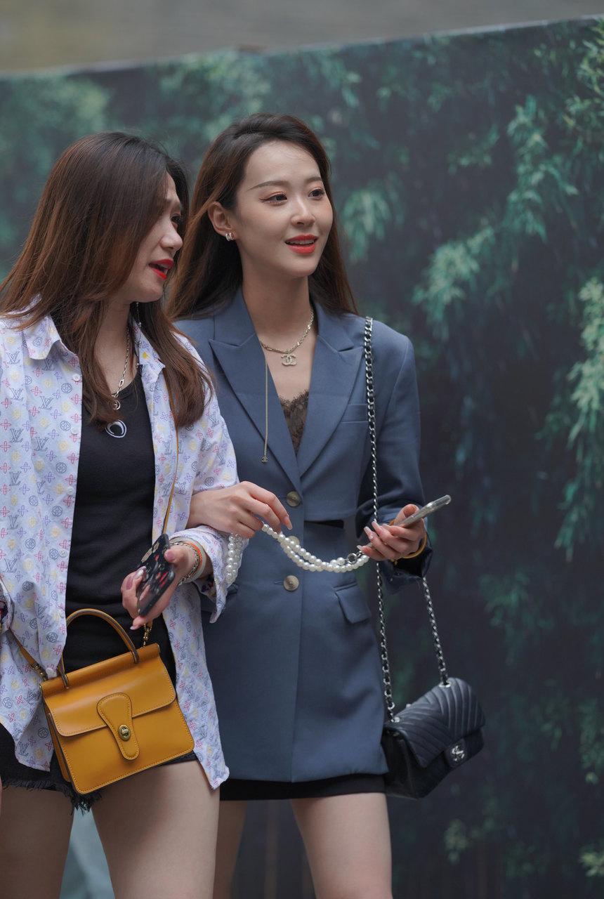 都市丽人漂亮的气质长发小姐姐【83P+1V-1.11G】